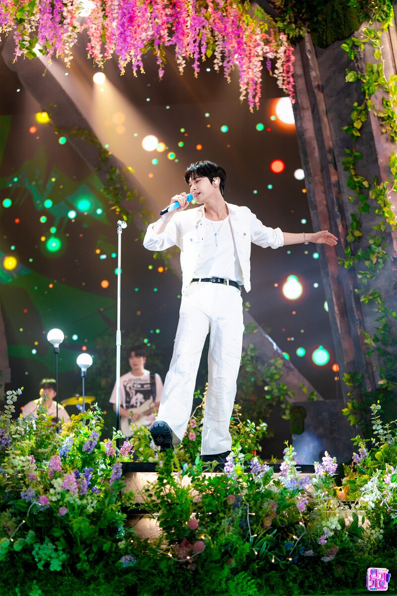 240428 Doyoung - 'Little Light' at Inkigayo documents 4