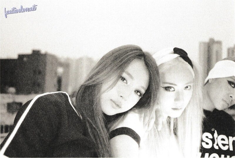 [SCANS] f(x) - The 3rd Album [Red Light] documents 4