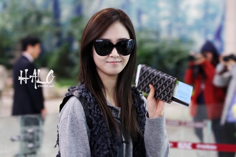 121108 Girls' Generation Yuri at Gimpo Airport documents 1
