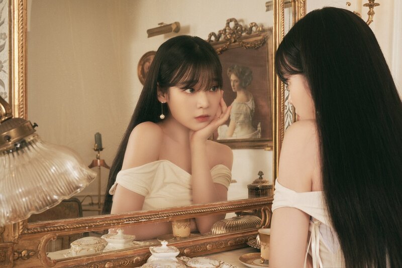 OH MY GIRL - 2024 Season's Greetings 'Blooming Galatea' Concept Photo documents 5