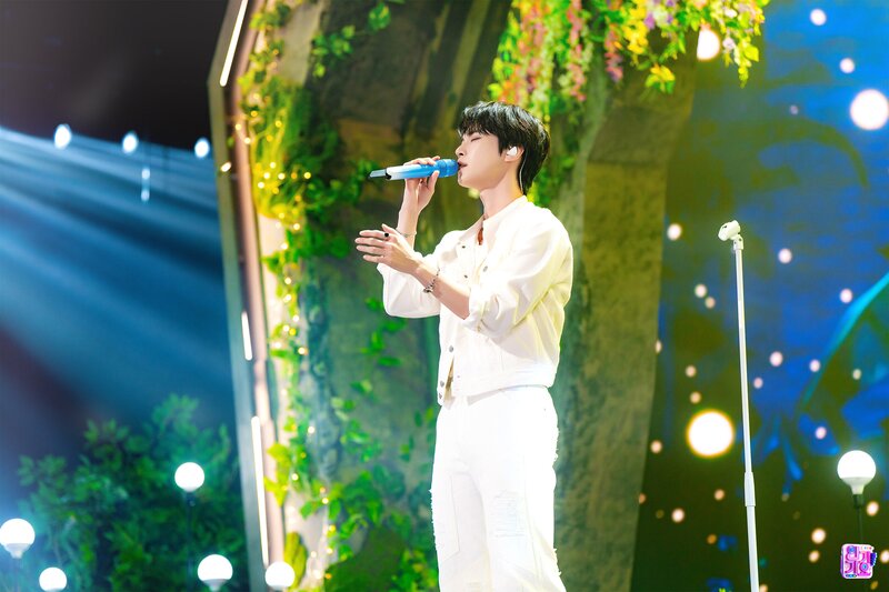 240428 Doyoung - 'Little Light' at Inkigayo documents 8
