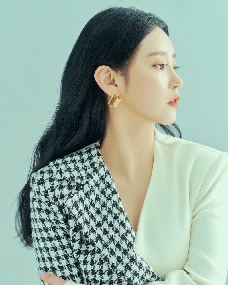 Soyeon for BNT International (March 2021 pictorial) documents 12