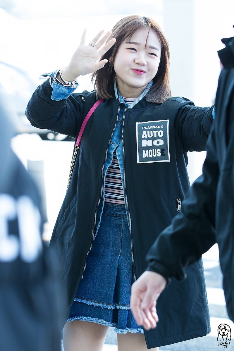 170214 I.O.I Yoojung at Incheon Airport documents 2