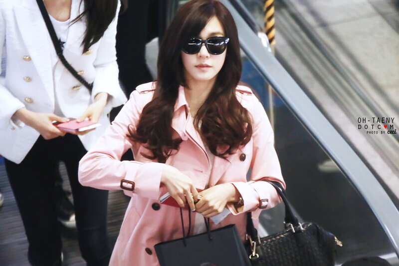 140215 Girls' Generation Tiffany at Incheon Airport documents 2