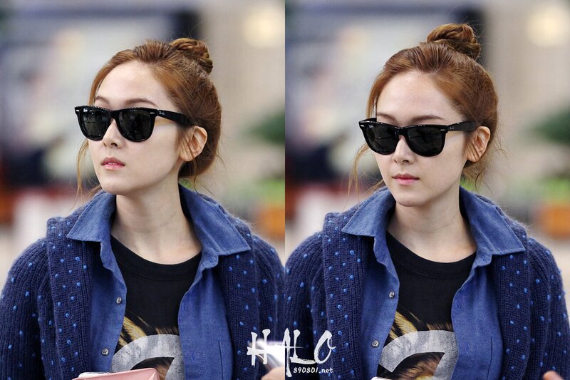121108 Girls' Generation Jessica at Gimpo Airport documents 2