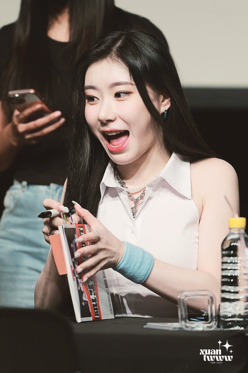 230813 ITZY Chaeryeong - Makestar Fansign documents 3