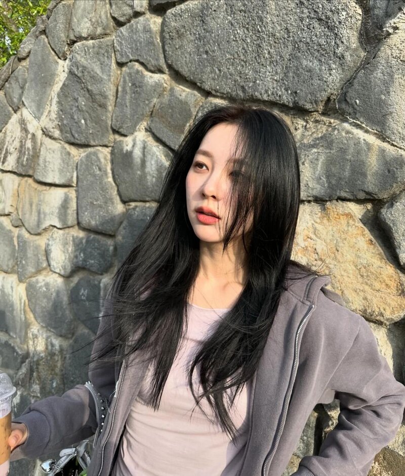 240405 Yiyeon Instagram Update documents 3
