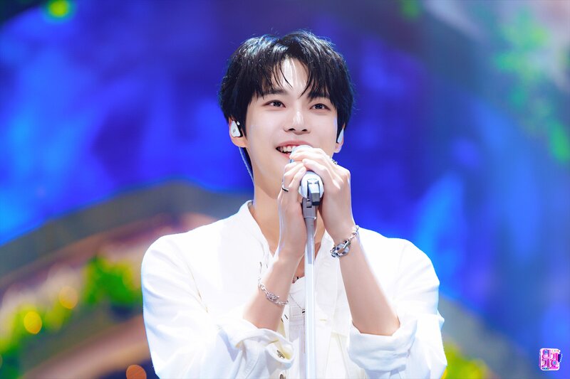 240428 Doyoung - 'Little Light' at Inkigayo documents 1