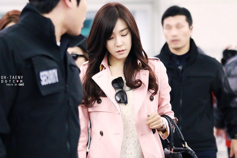 140215 Girls' Generation Tiffany at Incheon Airport documents 1