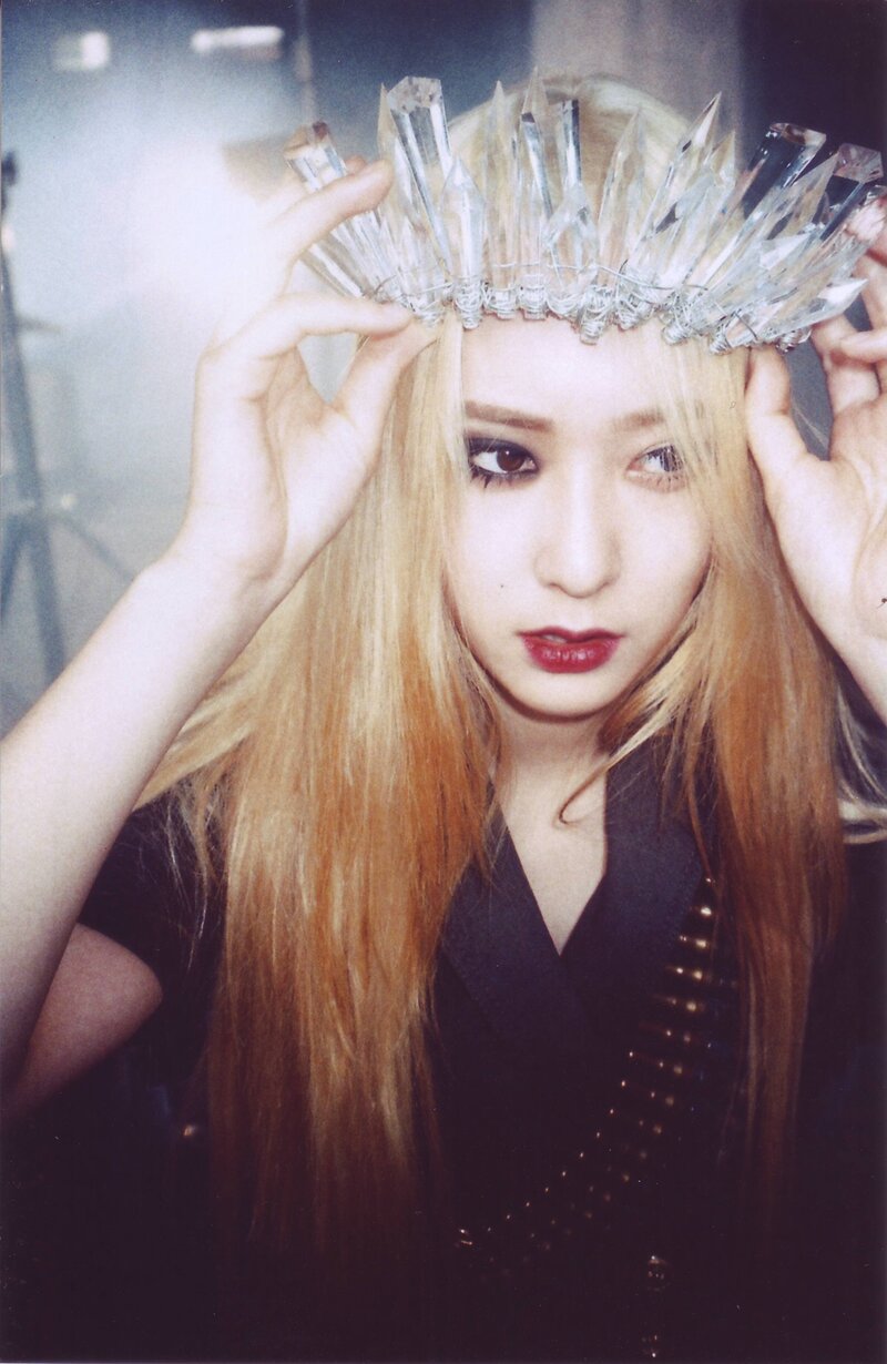 [SCANS] f(x) - The 3rd Album [Red Light] documents 8