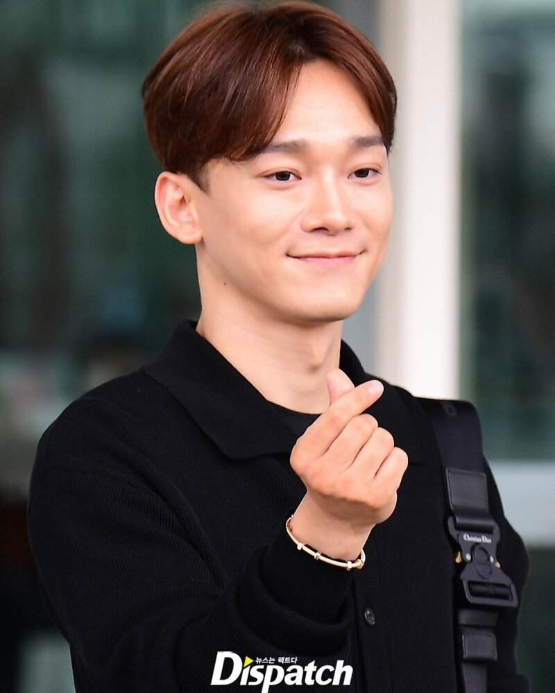 220707 EXO Chen at Incheon International Airport documents 1