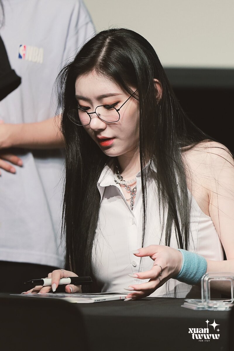 230813 ITZY Chaeryeong - Makestar Fansign documents 2