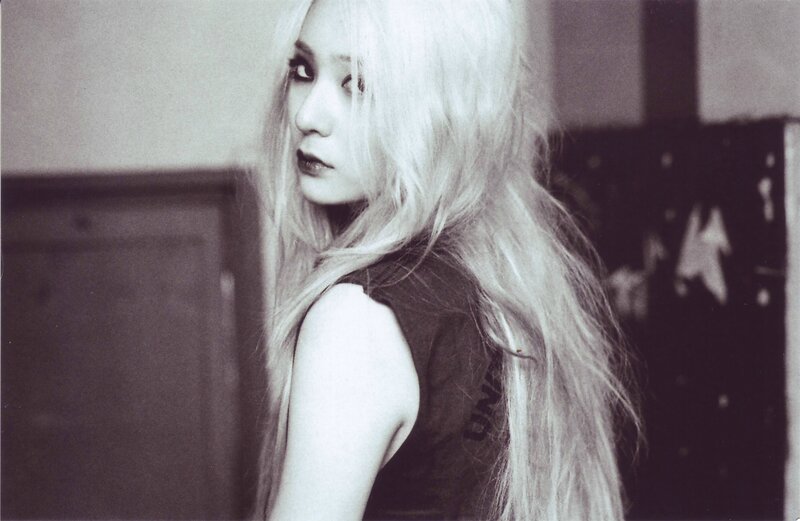 [SCANS] f(x) - The 3rd Album [Red Light] documents 6