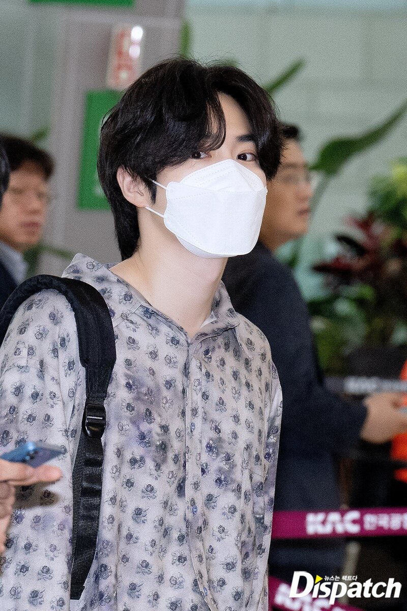 230608 EXO Suho at Gimpo Airport documents 2
