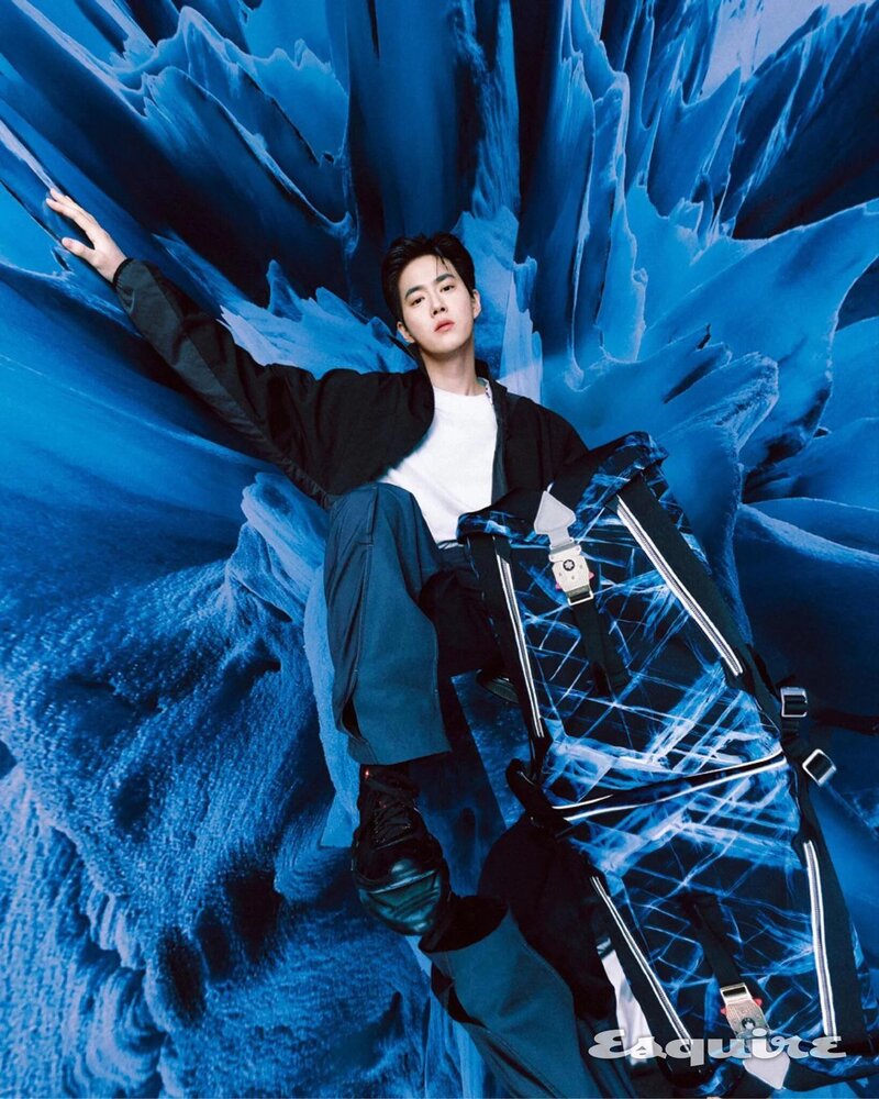 EXO's SUHO for Esquire Korea May 2022 Pictorial documents 2
