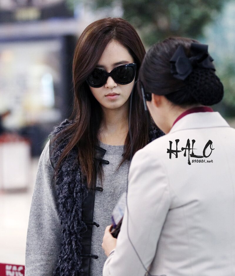 121108 Girls' Generation Yuri at Gimpo Airport documents 3