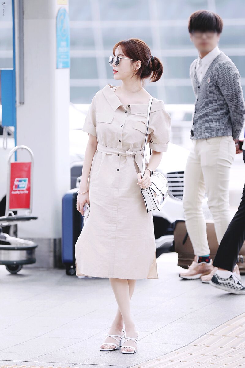180430 Girls' Generation Seohyun at Incheon Airport documents 2