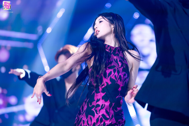 210912 Kwon Eunbi - 'Door' at Inkigayo documents 9