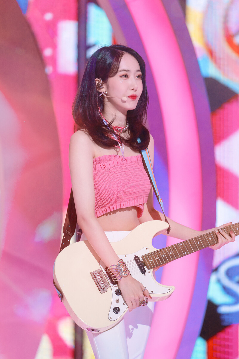 220220 VIVIZ Sinb - 'BOP BOP!' at Inkigayo documents 11