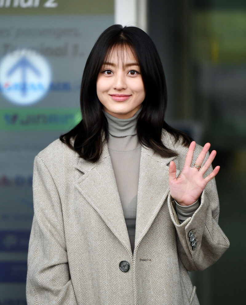 240117 Jihyo at Incheon International Airport documents 1