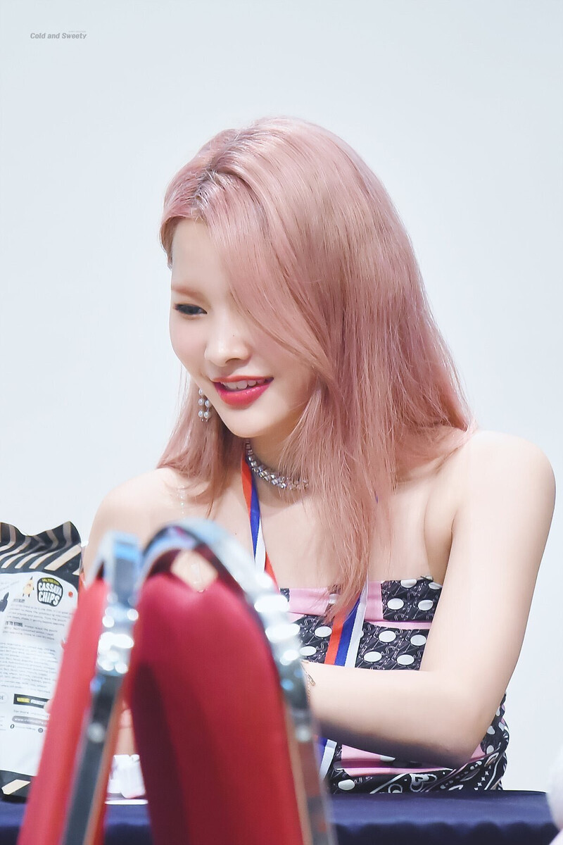 190817 Weki Meki Rina at 'WEEK END LOL' Shim Seok Hall Fansign documents 1