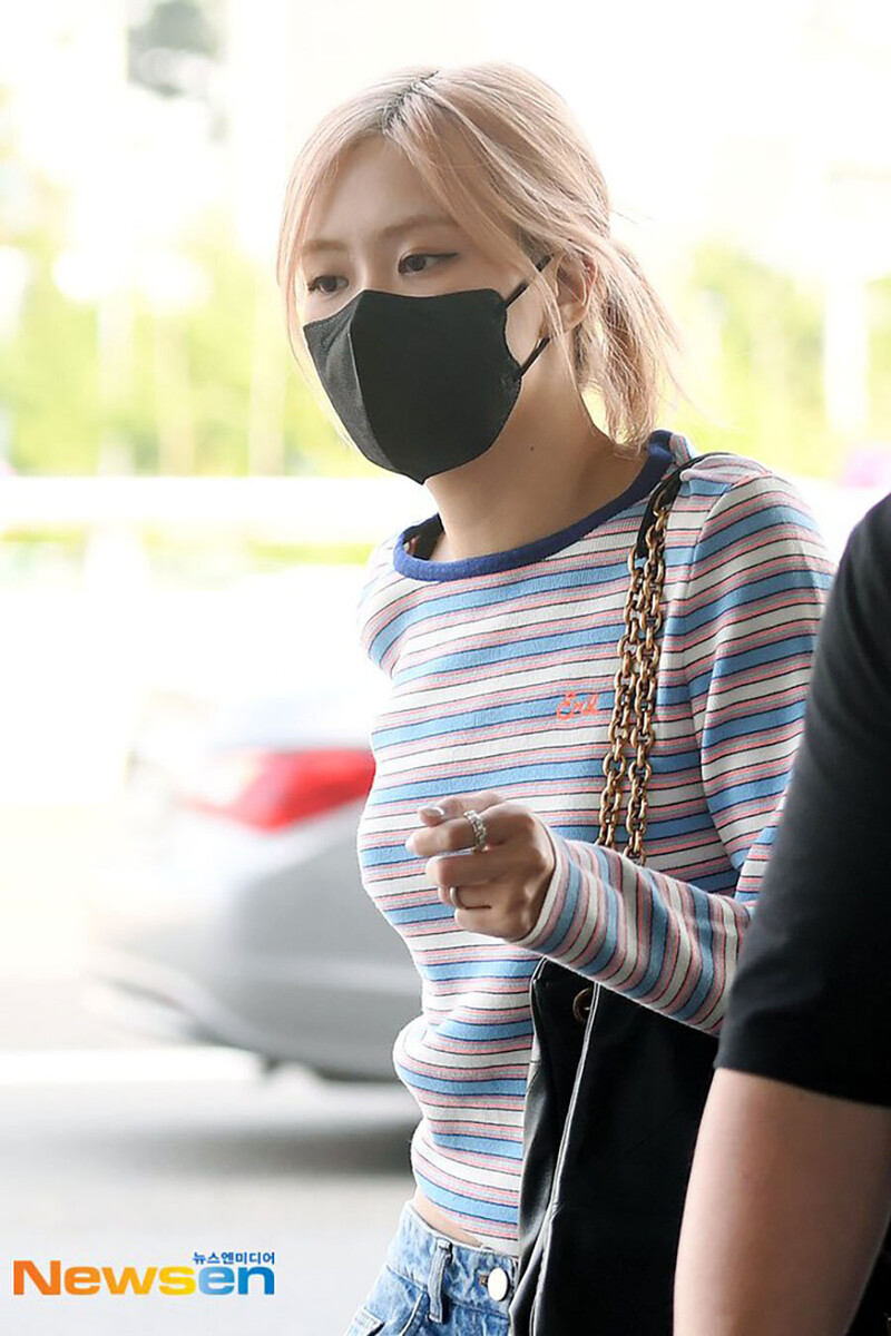 230603 ROSÉ at the Gimpo Airport documents 5