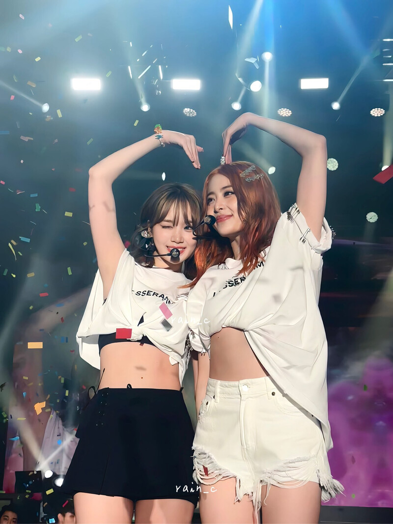 230930 LE SSERAFIM Chaewon and Huh Yunjin - 'Flame Rises' Tour Hong Kong Day 1 documents 2