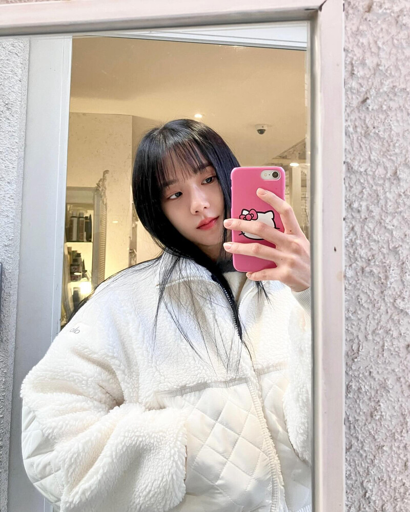 231210 - JISOO Instagram Update documents 1