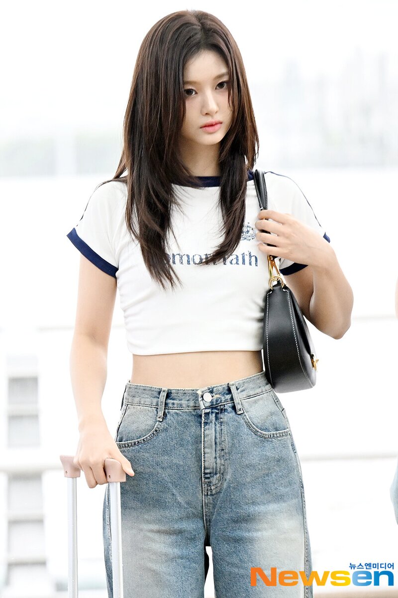 240718 NMIXX Sullyoon at Incheon International Airport documents 6