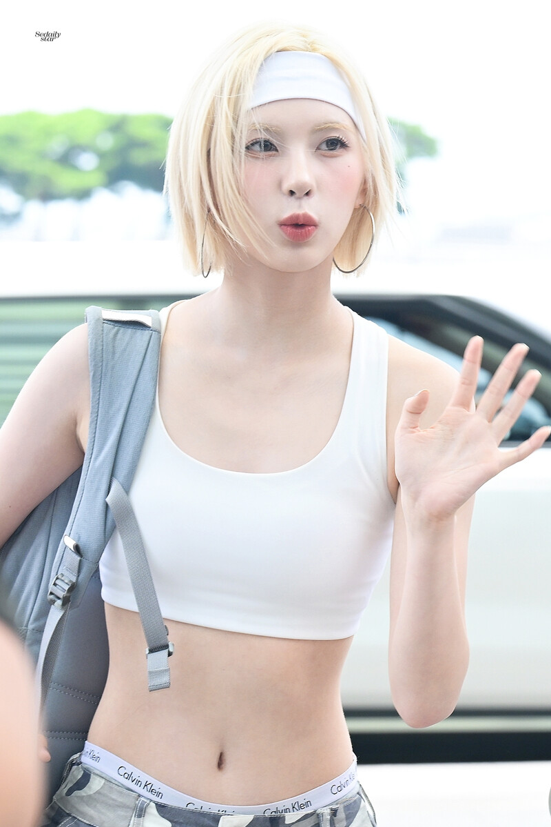 240726 NMIXX Bae at Incheon International Airport documents 1