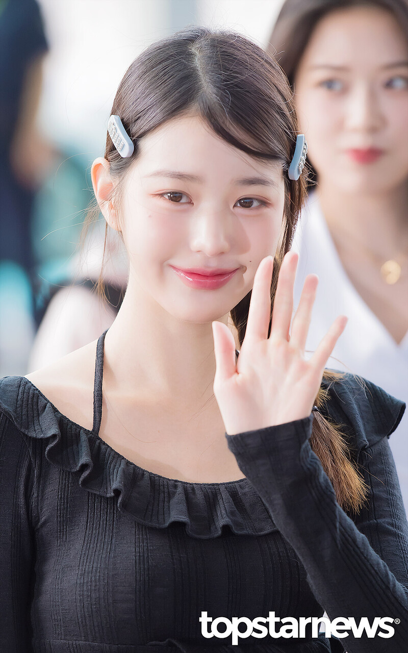 240823 IVE Wonyoung at Incheon International Airport documents 11