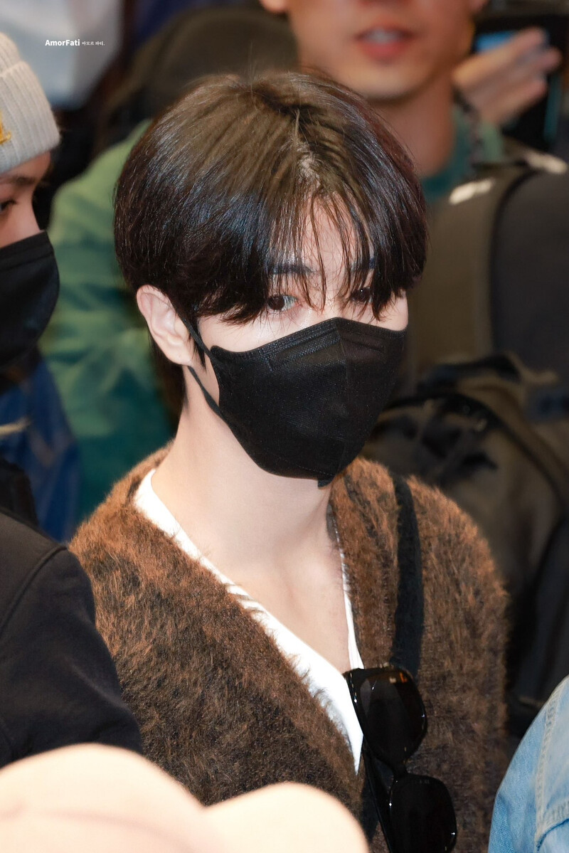 241110 HAN at Gimpo Airport documents 3