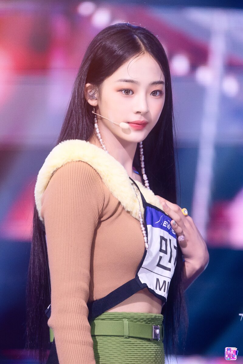 220821 NewJeans Minji - 'Attention' at Inkigayo documents 10