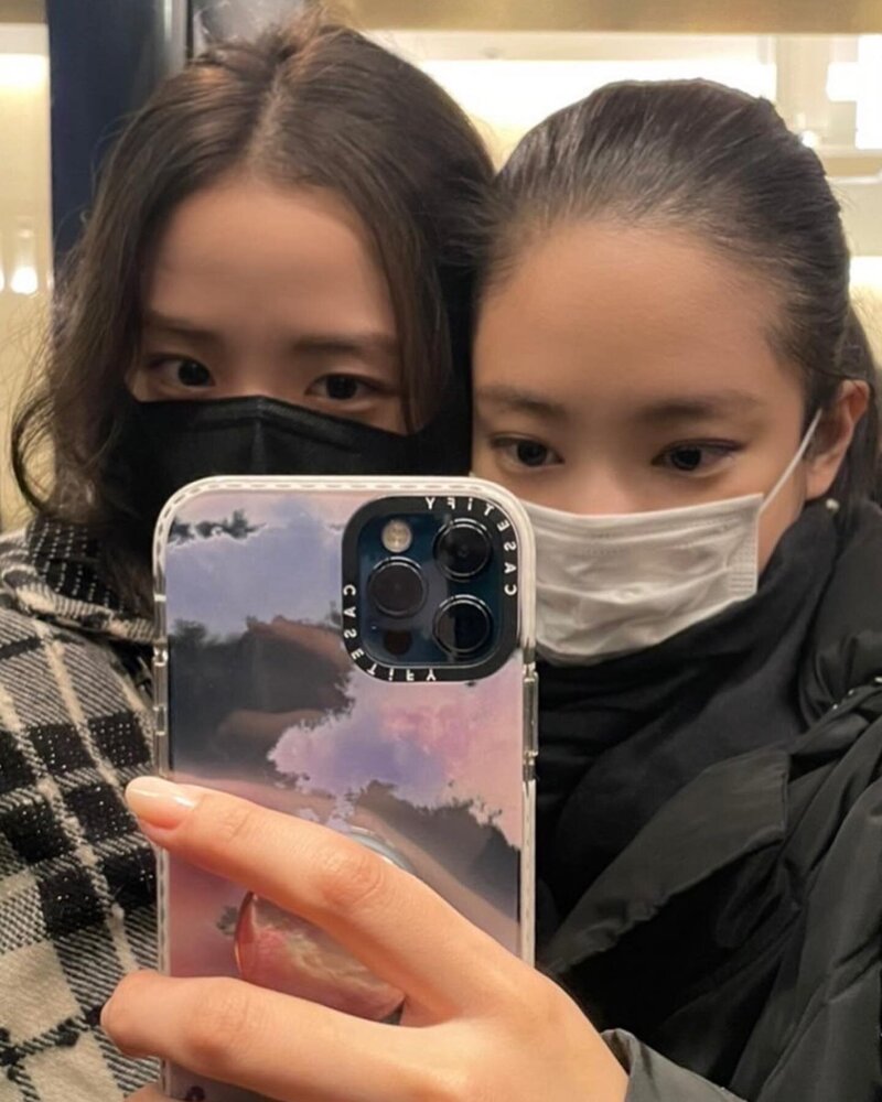211001 Jisoo & Jennie Instagram Update in Paris documents 3