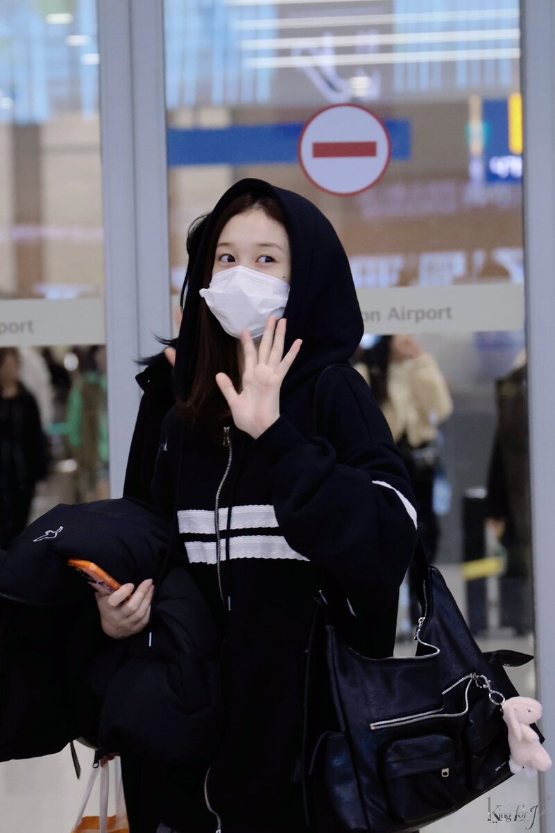 240312 STAYC J at Incheon International Airport documents 2