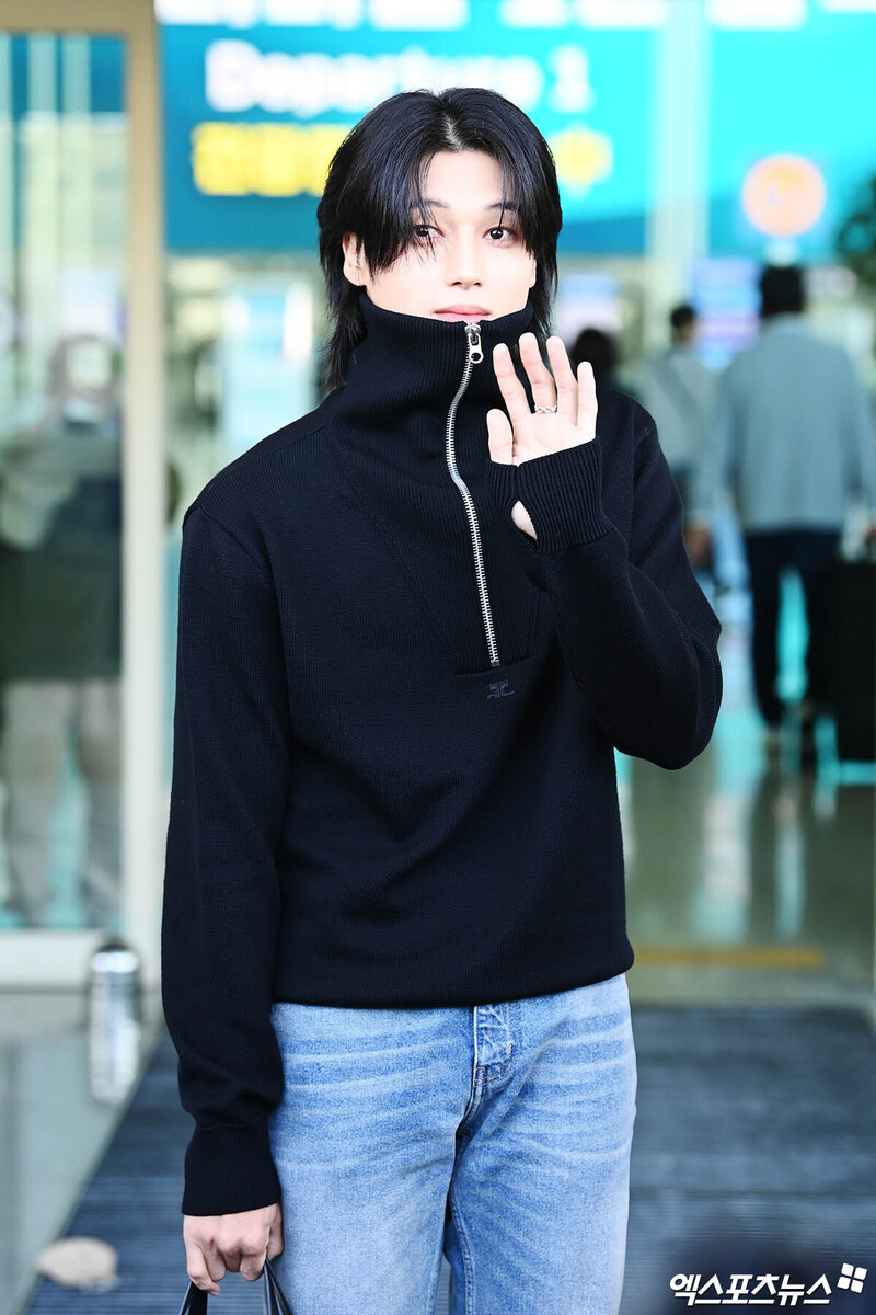 240924 ATEEZ Wooyoung at Incheon International Airport documents 6