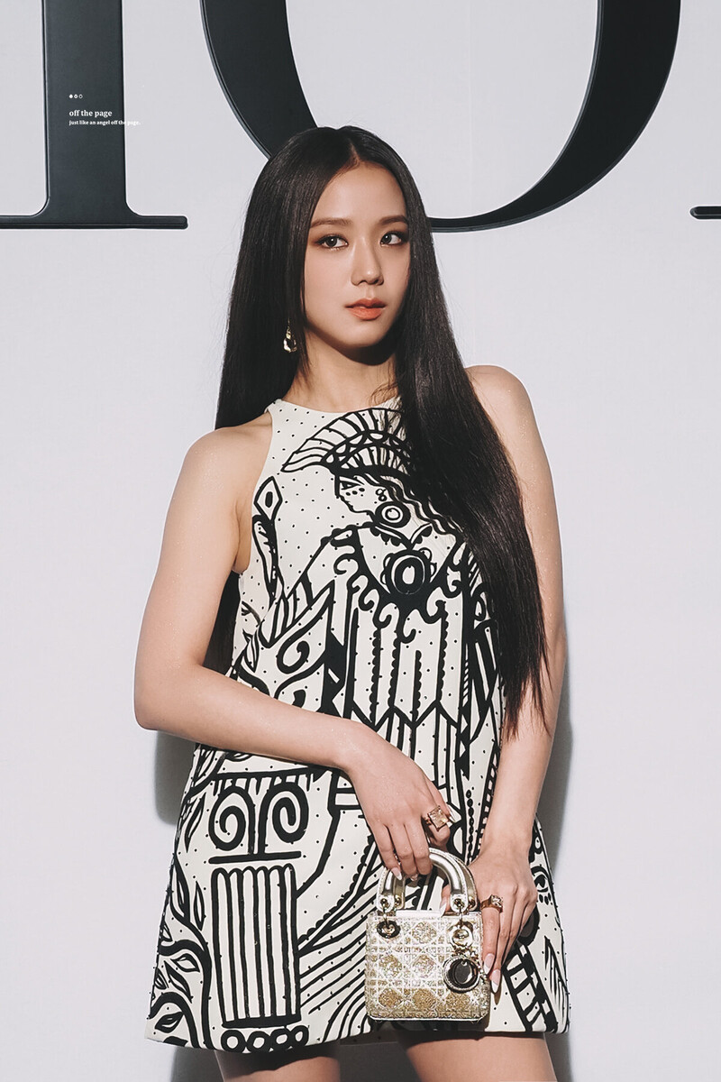 210928 JISOO at the DIOR Spring/Summer 2022 Show at Paris Fashion Week documents 19