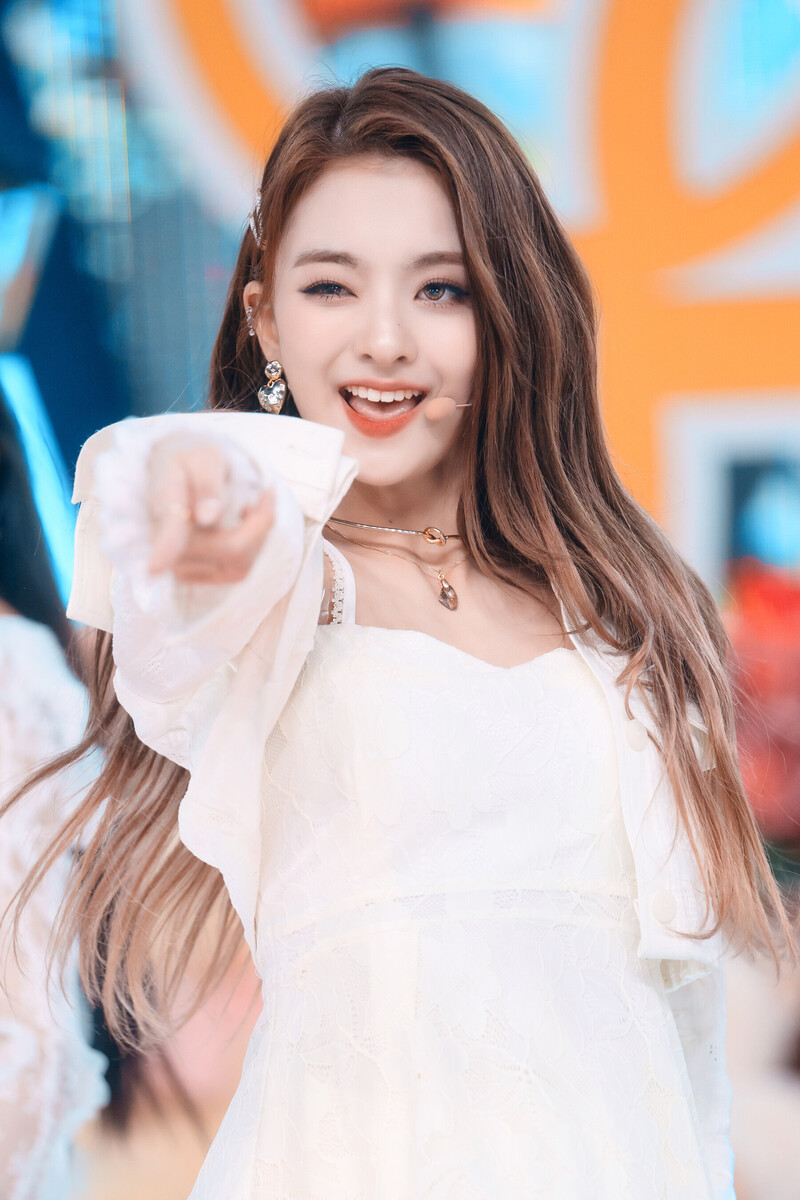 220123 fromis_9 Nagyung - 'DM' at Inkigayo documents 22