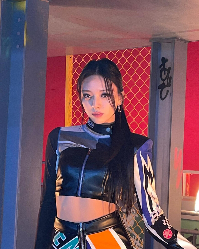 220323 ITZY Instagram Update - Yuna documents 2