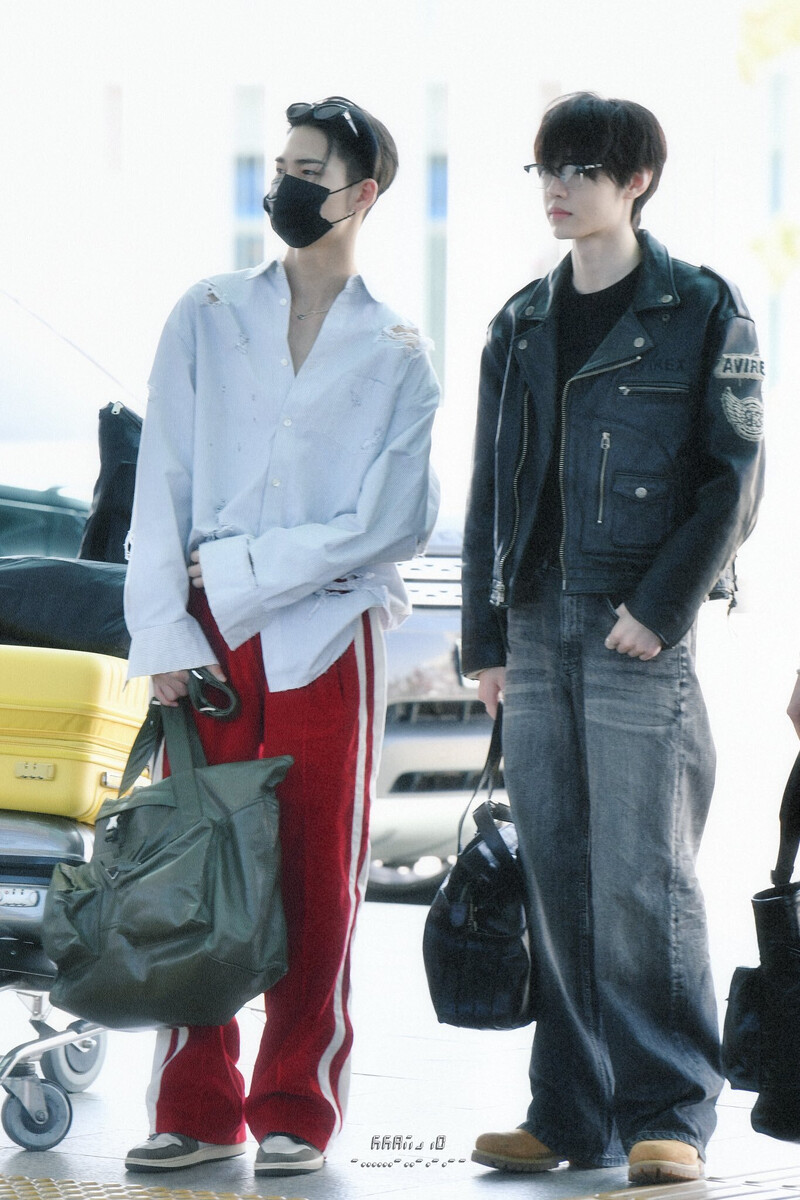 240422 Sunghoon and NI-KI at ICN Airport documents 1