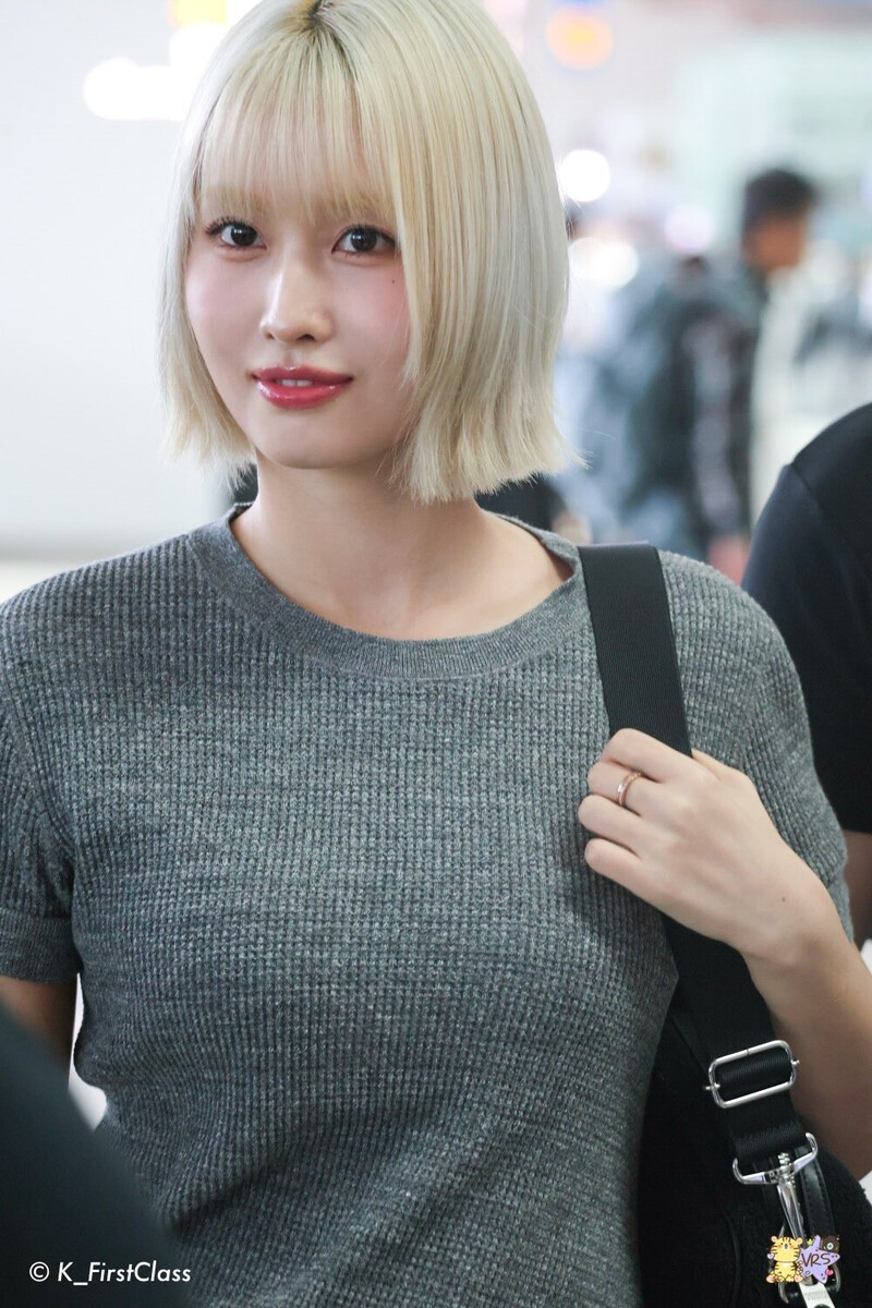 240916 TWICE Momo at Incheon International Airport documents 2