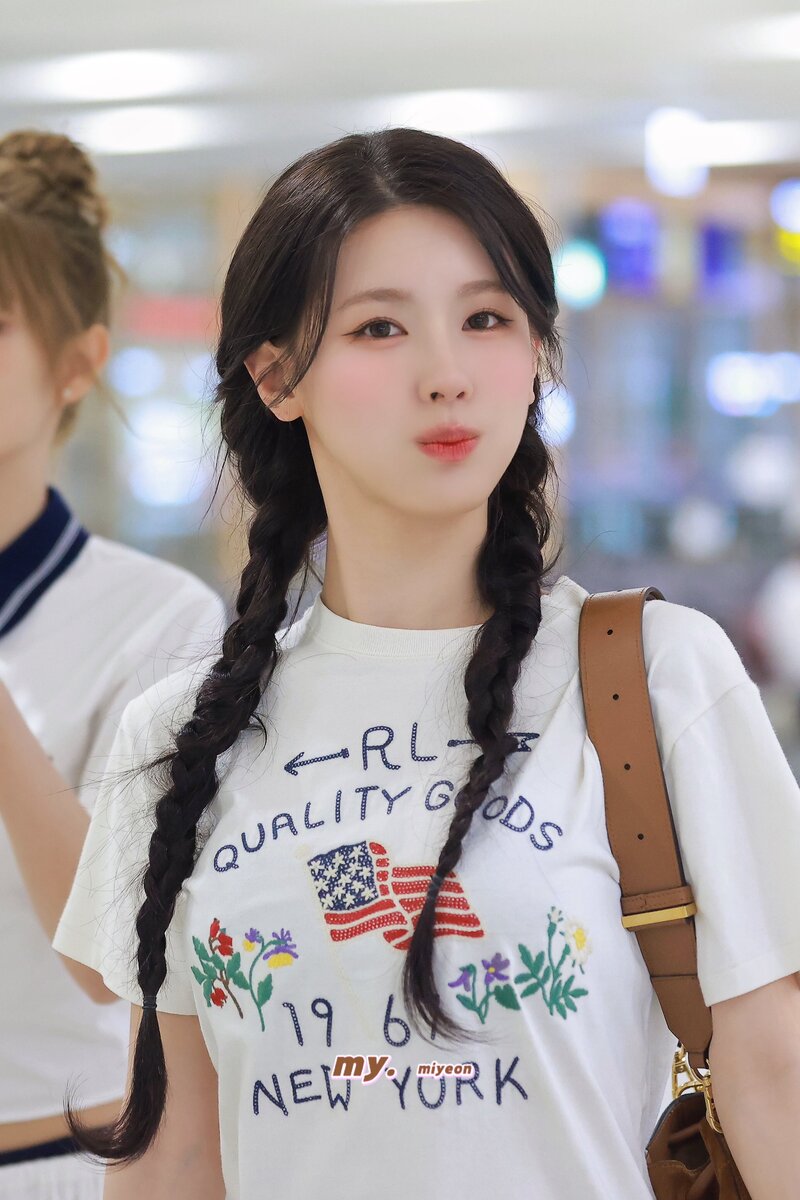 240629 (G)I-DLE Miyeon at Gimpo International Airport documents 1