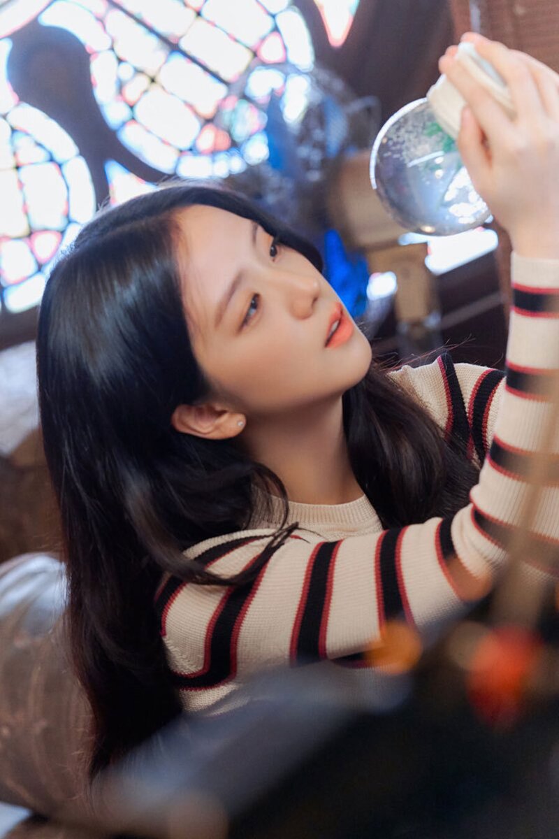 JISOO- Off-Stage “SNOWDROP” Poster Shooting Behind the Scenes documents 5