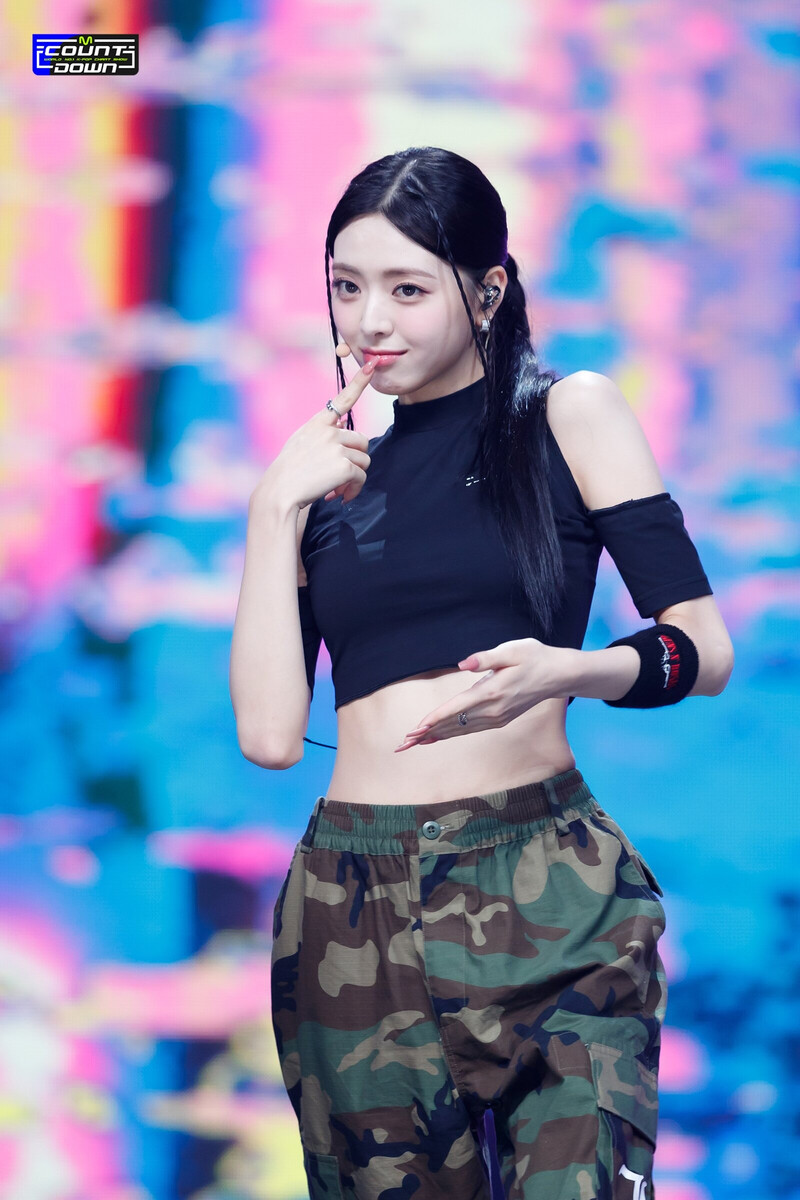 230824 ITZY Yuna - 'Cake' at M COUNTDOWN documents 1