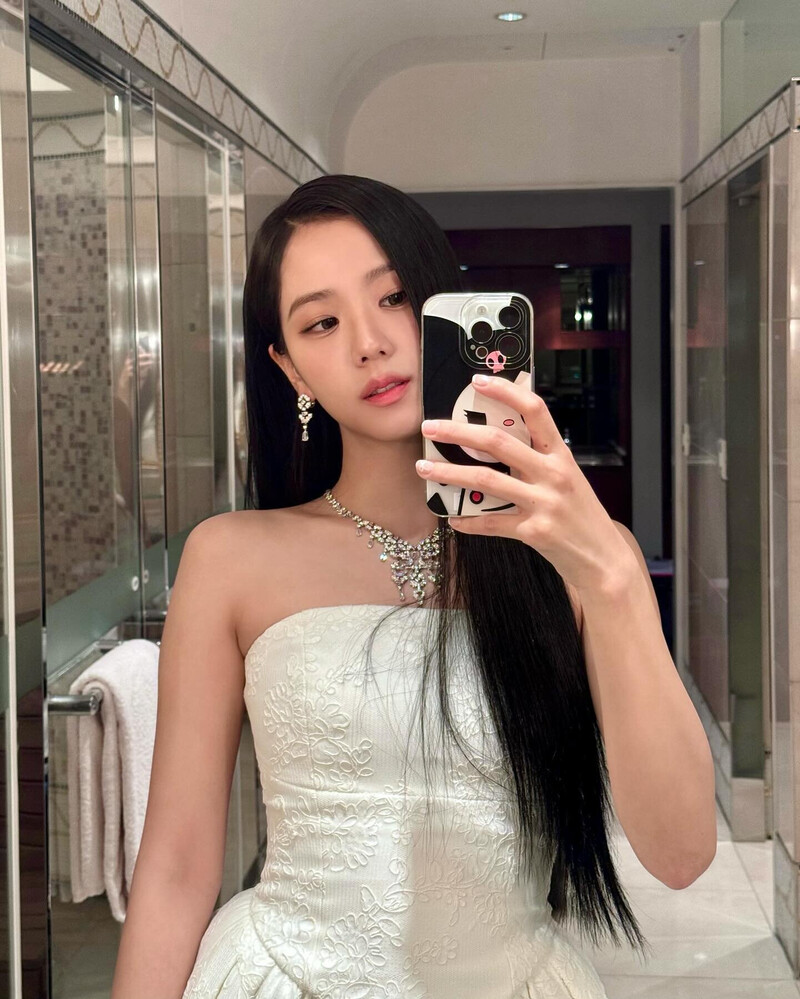 240502 - JISOO Instagram Update documents 1