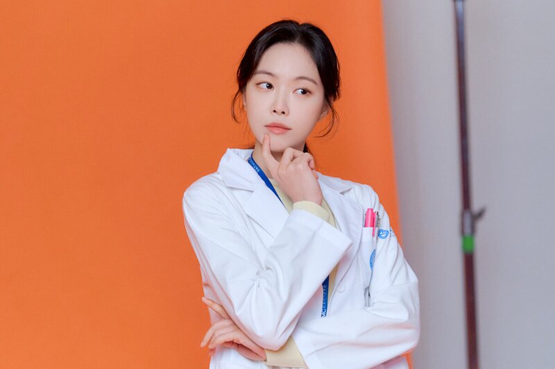 220102 YG Stage Naver Post - Naeun - 'Ghost Doctor' Behind documents 5