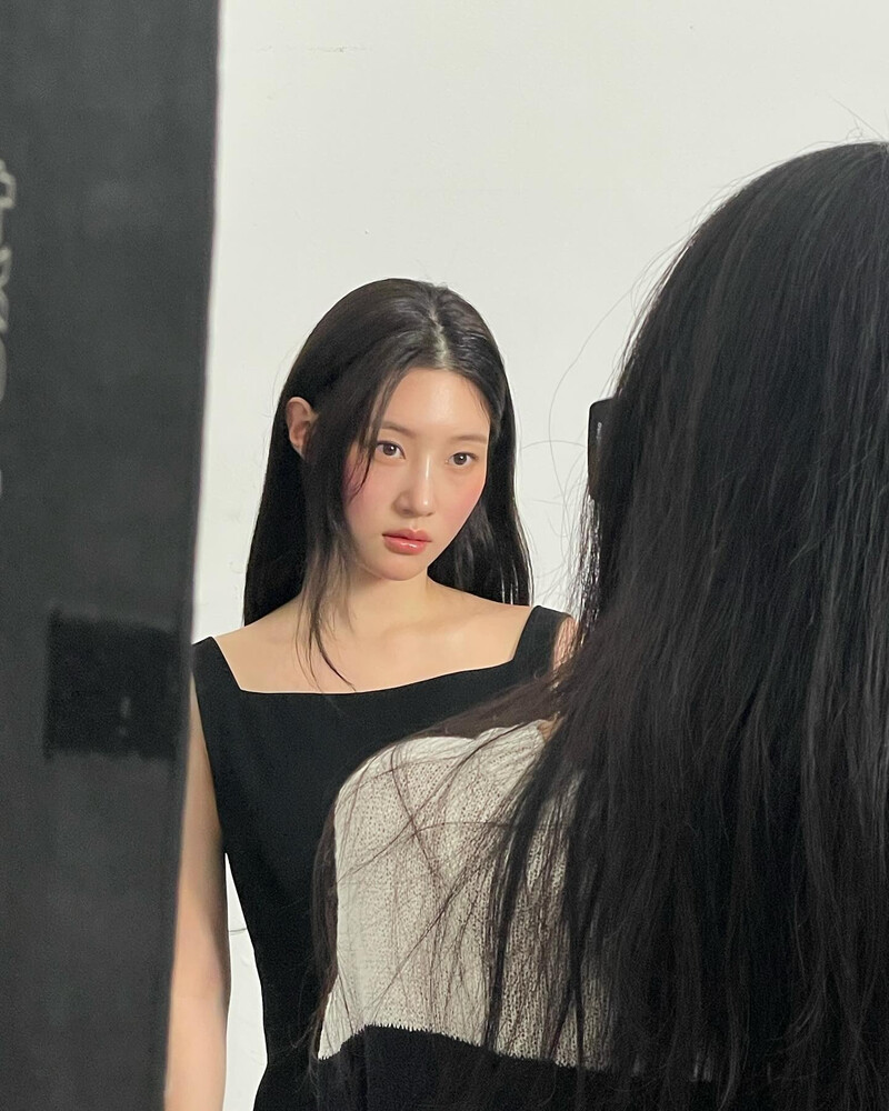 241111 Chaeyeon Instagram Update documents 4