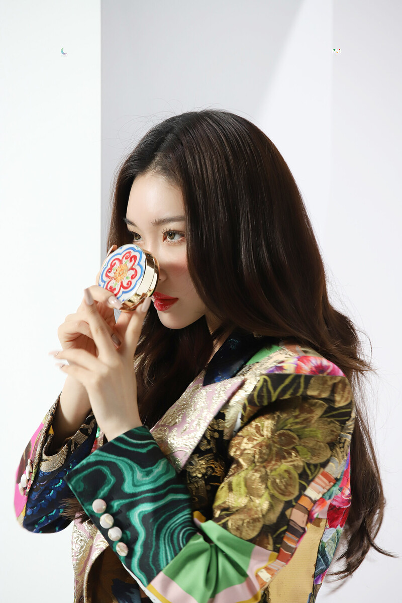 210526 MNH Naver Post - Chungha's Harpers Bazaar May Issue Photoshoot Behind documents 11