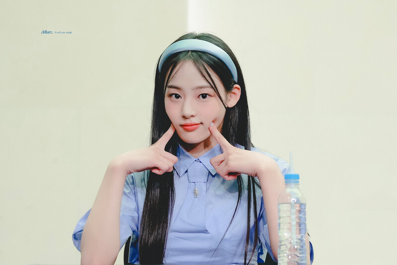 220819 NewJeans Minji - Fansign documents 9