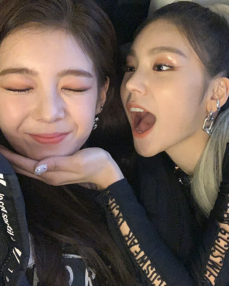 230526 - ITZY Lia Instagram Update with Yeji documents 3